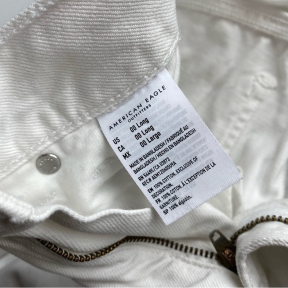 American Eagle Outfitters • White Destructed Mom Jeans - Picture 4 of 4